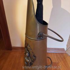 Parasolnica miedziana z gleboko tloczona plaskorzezba "Scena w kuchni", z dolnym uchwytem i z raczka - poz. 2770