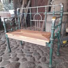 Ławka z wygiętym oparciem