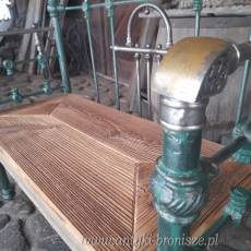 Ławka z wygiętym oparciem