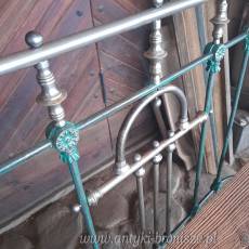 Ławka z wygiętym oparciem