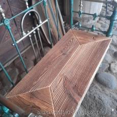 Ławka z wygiętym oparciem