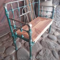 Ławka z wygiętym oparciem