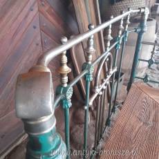 Ławka z wygiętym oparciem