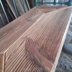 Ławka z wygiętym oparciem