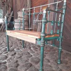 Ławka z wygiętym oparciem