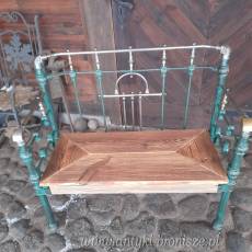 Ławka z wygiętym oparciem