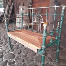 Ławka z wygiętym oparciem