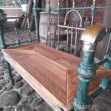 Ławka z wygiętym oparciem