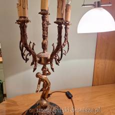 Lampa - Cherubin trzymajacy 6-cio ramienny swiecznik z brazu, na podstawce marmurowej- poz. 838