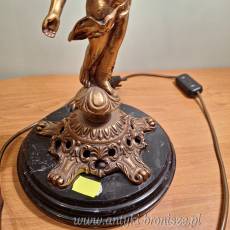 Lampa - Cherubin trzymajacy 6-cio ramienny swiecznik z brazu, na podstawce marmurowej- poz. 838