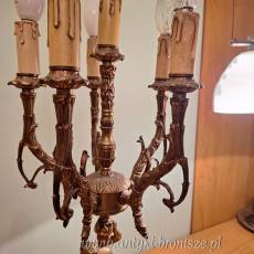 Lampa - Cherubin trzymajacy 6-cio ramienny swiecznik z brazu, na podstawce marmurowej- poz. 838