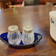 Mini solniczka /pieprzniczka ze srebrna nakretka (2 szt.) w kobaltowej lodce - poz. 6953