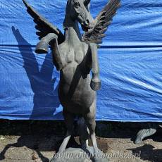 Magiczna figurka ogrodowa — jednorożec z skrzydłami!