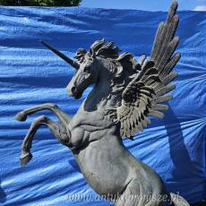 Magiczna figurka ogrodowa — jednorożec z skrzydłami!