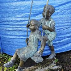 Radość dziecka - rzeźba ogrodowa chłopca i dziewczynki