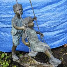 Radość dziecka - rzeźba ogrodowa chłopca i dziewczynki