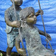 Radość dziecka - rzeźba ogrodowa chłopca i dziewczynki