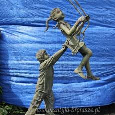 Radość dziecka - rzeźba ogrodowa chłopca i dziewczynki