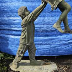 Radość dziecka - rzeźba ogrodowa chłopca i dziewczynki