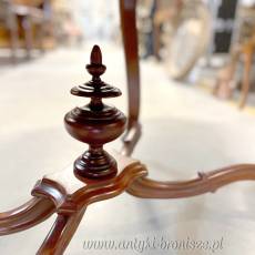 Elegancki stół w stylu Ludwik Filip, pochodzący z Włoch i datowany na koniec XIX wieku.