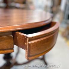 Elegancki stół w stylu Ludwik Filip, pochodzący z Włoch i datowany na koniec XIX wieku.