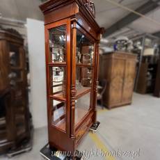 Elegancka serwantka pochodząca z Niemiec