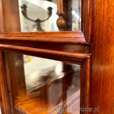 Elegancka serwantka pochodząca z Niemiec