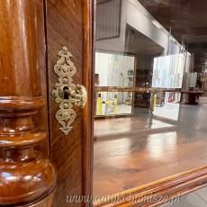 Elegancka serwantka pochodząca z Niemiec