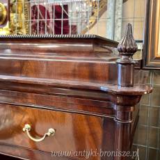 Elegancka sekretera w stylu Biedermeier