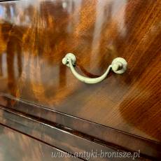 Elegancka sekretera w stylu Biedermeier, pochodząca z połowy XIX wieku