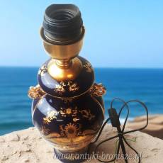 Porcelanowa lampa stołowa kobalt i złoto, dworskie motywy wys. podstawy 42cm