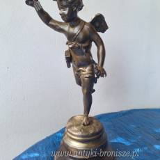 Figura z brązu "Cupidon". Włoski bóg miłości, na drewnianym cokole - poz. 7074