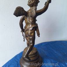 Figura z brązu "Cupidon". Włoski bóg miłości, na drewnianym cokole - poz. 7074