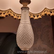 Lampa na czworobocznej podstawie z brazu oraz z glownym trzonem ze szlifowanego krysztalu - poz. 2615