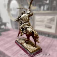 Brązowa figura „Sokolnik na koniu” – Francja