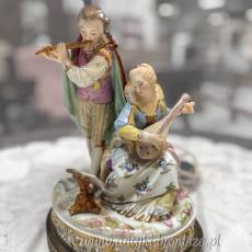 Porcelanowa lampa figuralna w stylu neorokokowym