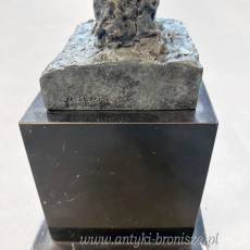 Smukła figura z brązu