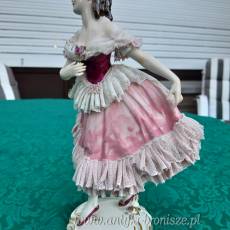 Figura z porcelany " Tancerka w różowej sukience" z róża we włosach, XIX w. - poz. 700