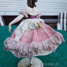 Figura z porcelany " Tancerka w różowej sukience" z róża we włosach, XIX w. - poz. 700