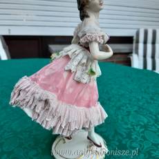 Figura z porcelany " Tancerka w różowej sukience" z róża we włosach, XIX w. - poz. 700