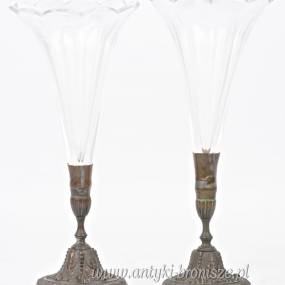 Para kielichow (flûtes) ze szlifowanego, bezbarwnego krysztalu, na stopkach z brazu. Ok 1900 r. H: 25 cm - poz. 6513