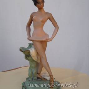 "Akt kobiecy" - Figurka z gipsu przedstawiajaca kobiete z amorkiem podtrzymujacym patere, H 33cm - poz. 5178