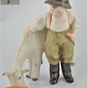 Chłopiec karmi kozę projekt Sinko Zsolnay węgierskie figurki lata 30te