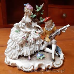 OKAZJA-WYPRZEDAZ !!! Figurka porcelaowa "Siedzaca para z mandolina", sygnatura "szpady pod korona" - H: 11cm - poz. 753