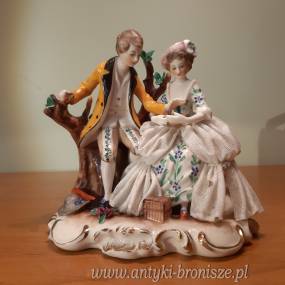 Figurka "Sielanka-Para pod drzewem " Kawaler w zoltym kubraku - porcelana misnienska, sygn. "Korona i szpady" podpisana "Allemagne" - poz. 854