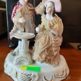 Figurka z porcelany -"Para przy stoliku" - H: 14,5cm - poz. 1070