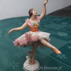 OKAZJA ! Przecena - Figurka z porcelany niemieckiej tancerka na jednej nozce "Cancan" - sygn. Fr.W.Frankenthau H: 13,5 cm -poz. 2116