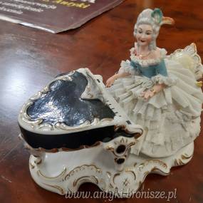 Grupa z porcelany niemieckiej "Pianistka" – Dama przy pianinie - poz 5698