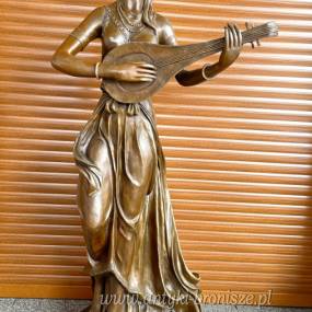 KOBIETA GRAJĄCA MANDOLINIE - BRĄZ 128 CM