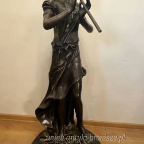 FIGURA Z BRĄZU KOBIETA GRAJĄCA NA FLECIE